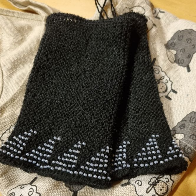 Hovedbilde Bølgetopper - pulsvarmere med perler