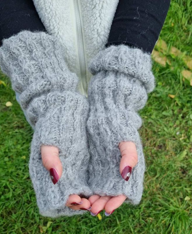 Lange pulsvanter med fletter (lysegrå)